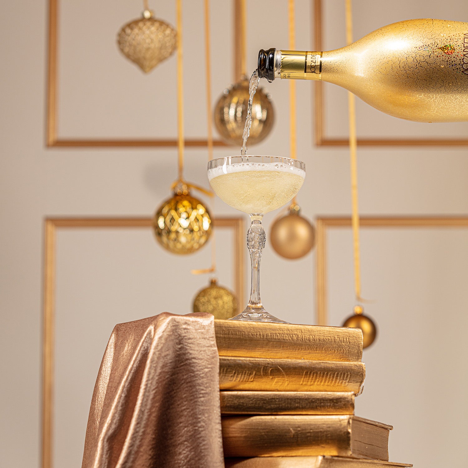 The La Gioiosa Prosecco and Chocolates Christmas Gift Set